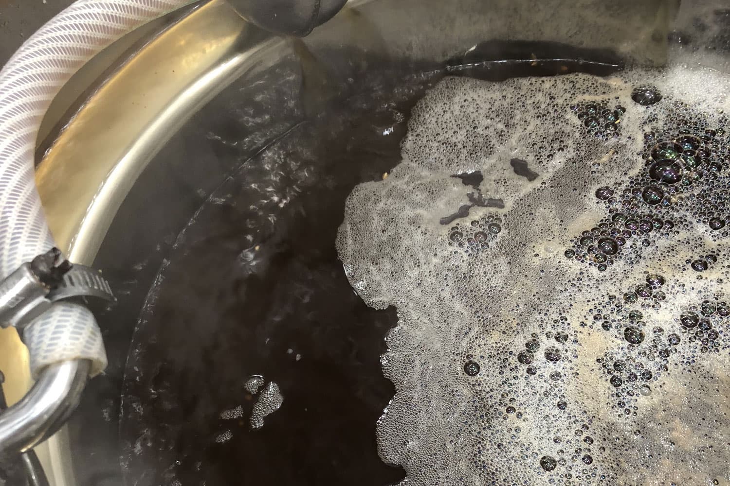 モルトをお湯に入れて糖化させる